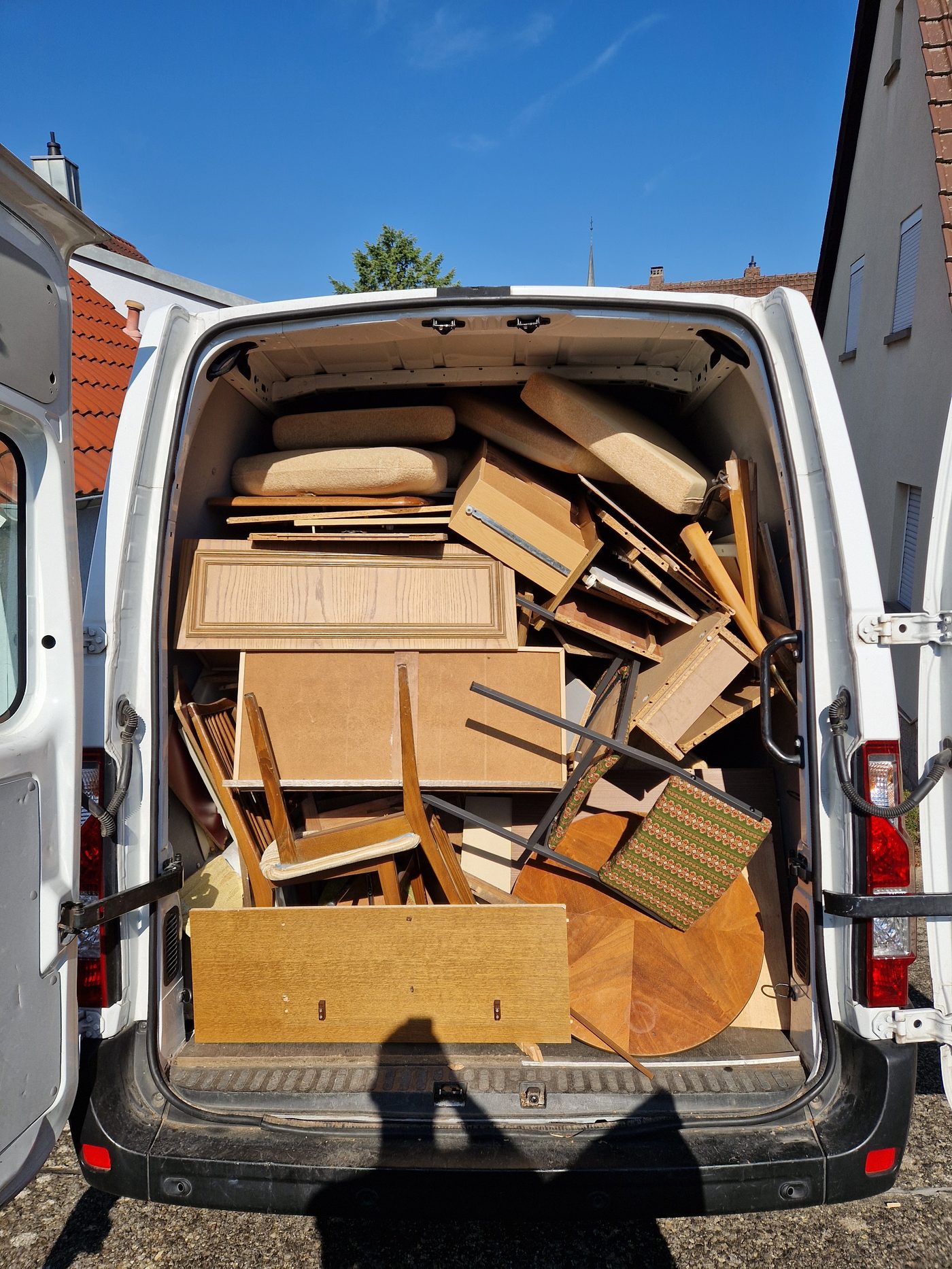 Voll beladener Transporter nach einer Keller- und Garagenräumung