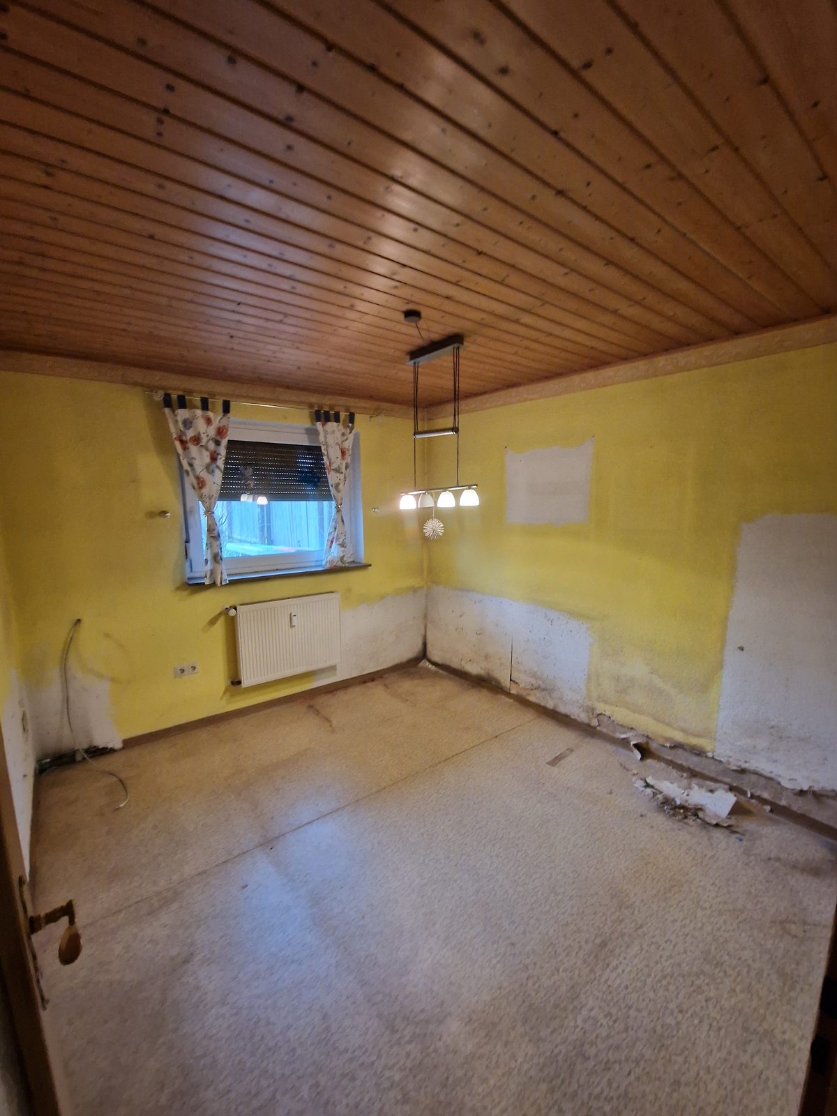 Nachher: leeres, besenreines Zimmer