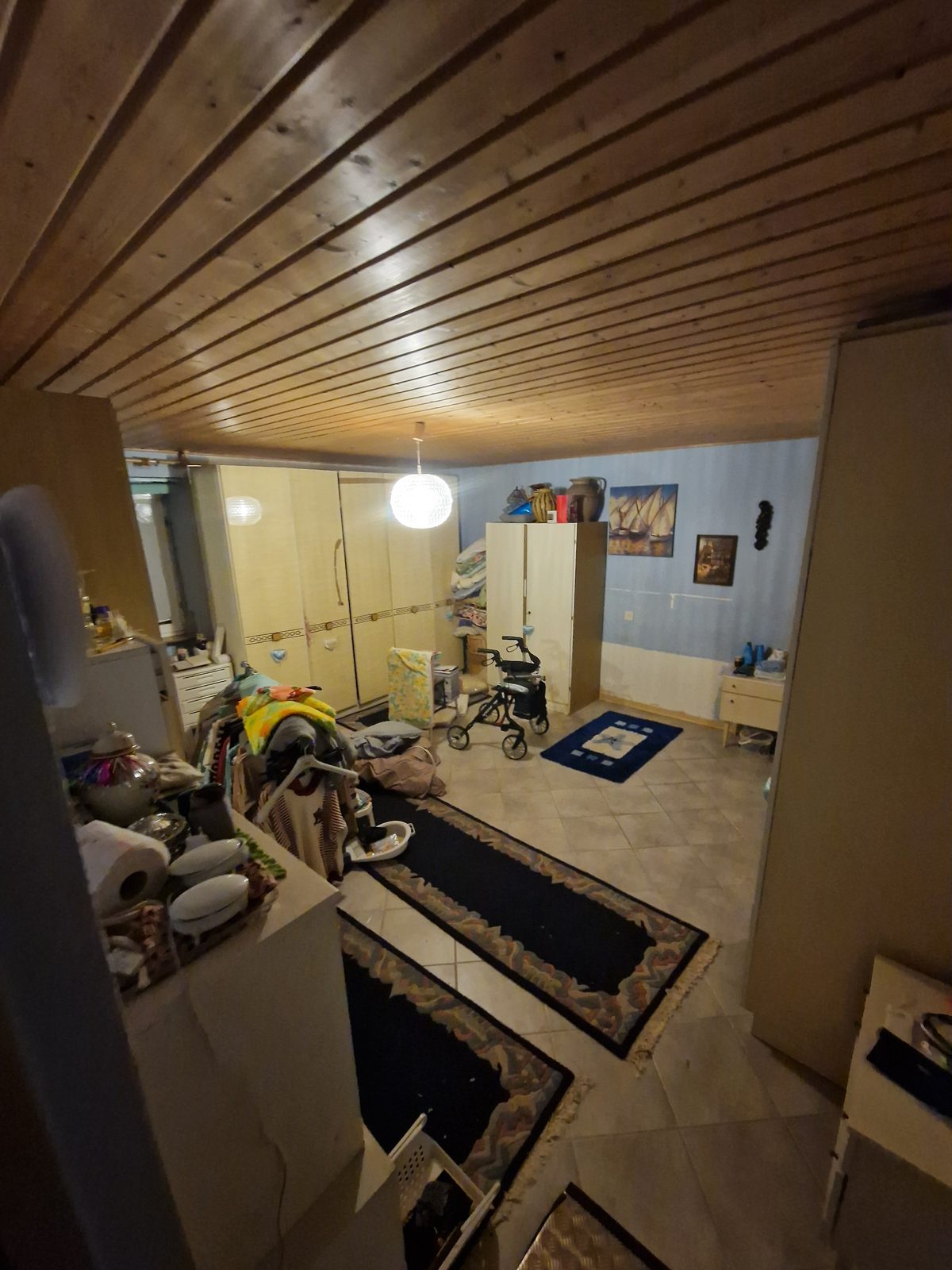Vorher: vollgestelltes Zimmer vor der Entrümpelung