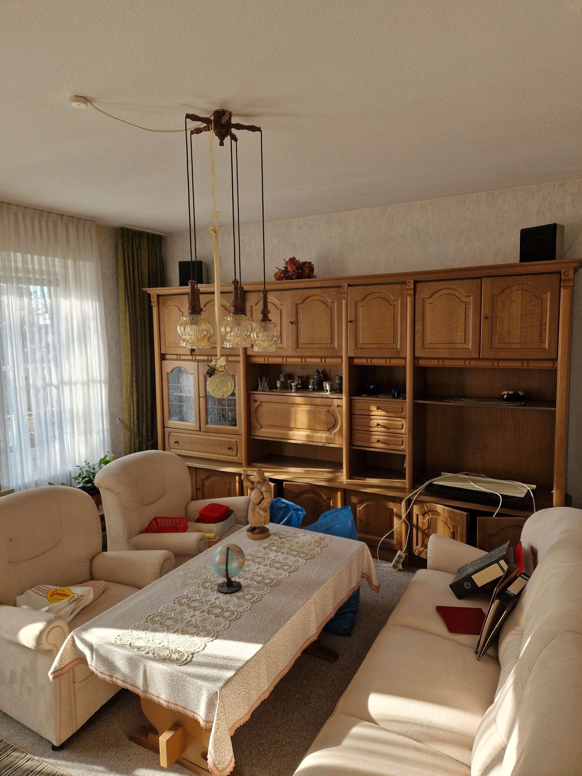 Wohnzimmer vor der Entrümpelung in Giebelstadt