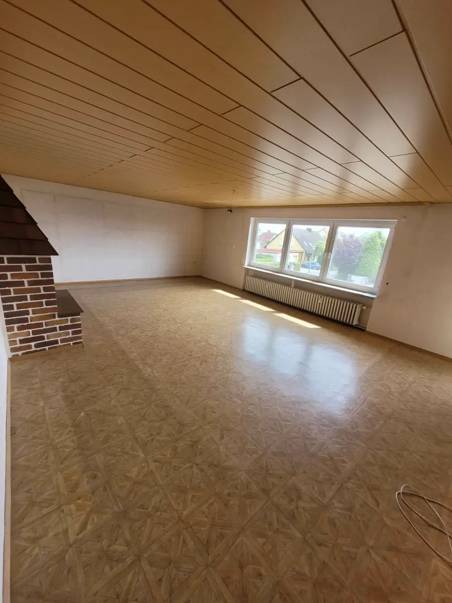 Dasselbe Wohnzimmer nach der Räumung, leer und besenrein